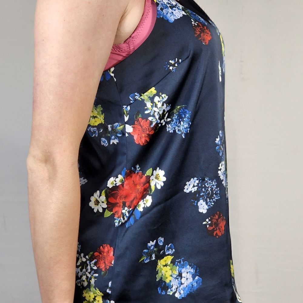 BANANA REPUBLIC Navy Blue Floral V-Neck Spaghetti Strap Shirt Size medium - Picture 2 of 5